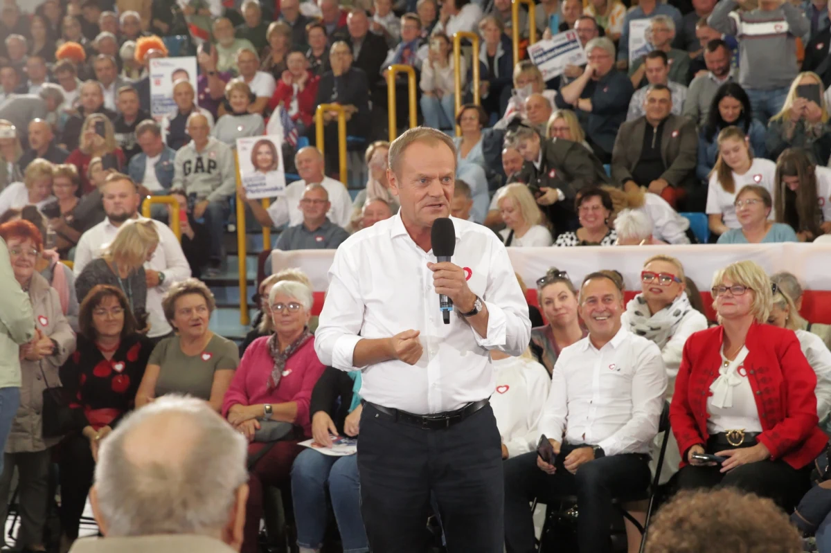 Ambitny plan na ostatnie dwie doby kampanii wyborczej ma Donald Tusk. Lider PO odwiedzi Tuskubusem Katowice, a potem ruszy w trasę przebiegającą przez pięć województw, gdzie będzie spotykał się z wyborcami. "Chcę być prawie wszędzie" - deklaruje Tusk i zapewnia, że do końca nie zabraknie mu koncentracji.