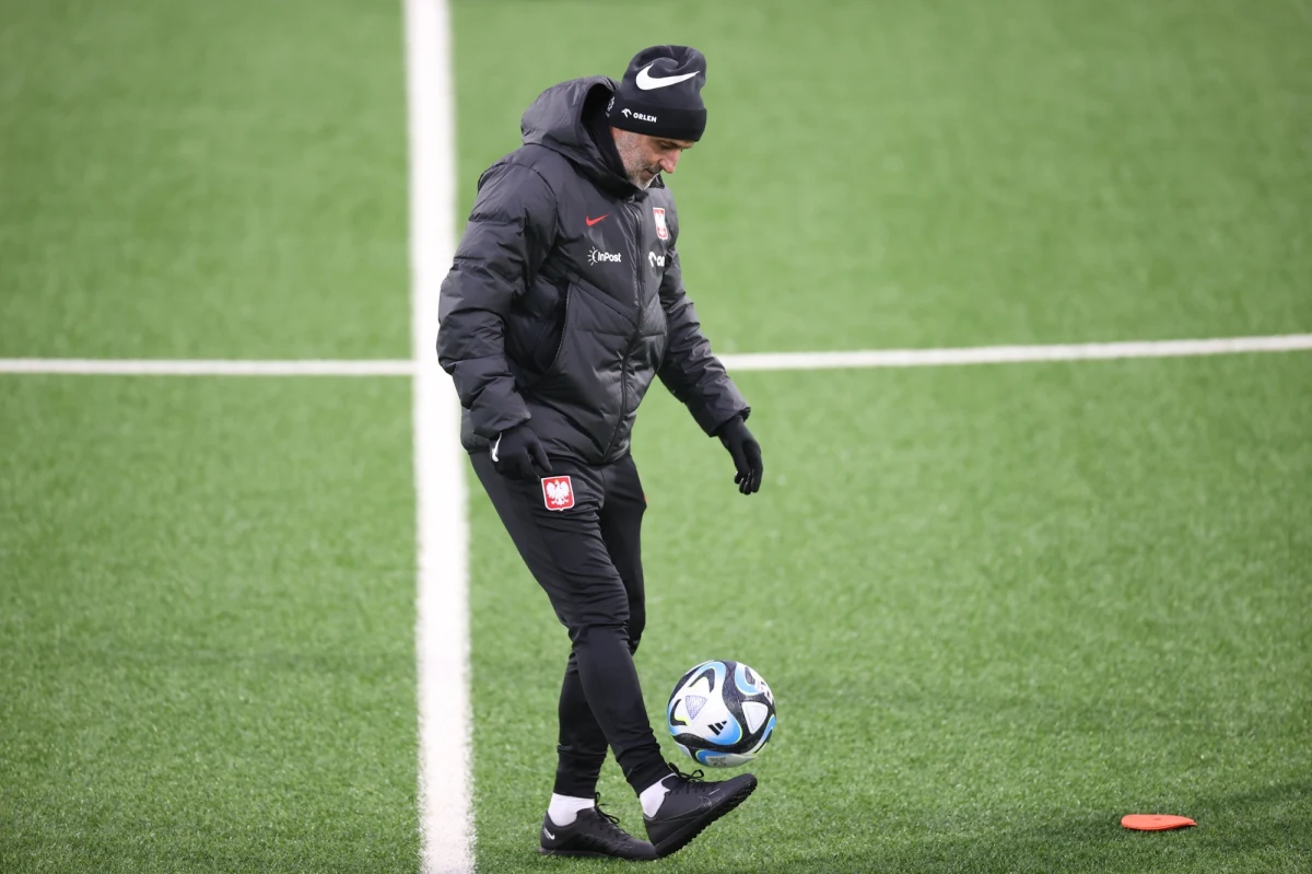 Piłkarze reprezentacji Polski, w debiucie selekcjonera Michała Probierza, zagrają w czwartkowy wieczór w Thorshavn z Wyspami Owczymi w eliminacjach Euro 2024. Na potknięcie nie ma już miejsca - Biało-Czerwoni po pięciu meczach mają na koncie tylko sześć punktów. Według analiz szesnastu firm bukmacherskich aktywnych na Wyspach Owczych Polska jest zdecydowanym faworytem. Wynik na żywo będzie można śledzić na RMF24.pl.