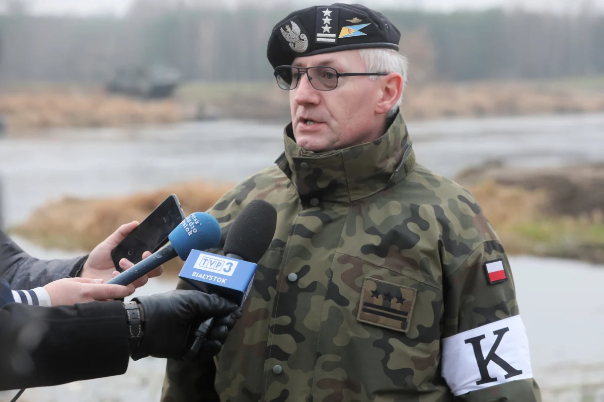 Unia Europejska mianowała generała brygady Piotra Fajkowskiego nowym dowódcą unijnej misji szkolenia wojsk ukraińskich (EUMAM UKRAINE) – przekazały dziennikarce RMF FM źródła w UE. Fajkowski zastąpi generała dywizji Piotra Trytka, który sprawował tę funkcję od października zeszłego roku. Misja szkolenia wojsk ukraińskich, której dowództwo operacyjne znajduje się w Polsce (a drugie w Niemczech) jest obecnie największą i najważniejszą misją wojskowych UE. „Możemy potwierdzić, że gen. Fajkowski został dzisiaj mianowany decyzją unijnego Komitetu Politycznego i Bezpieczeństwa (COPS)”  – przekazało źródło w UE. 