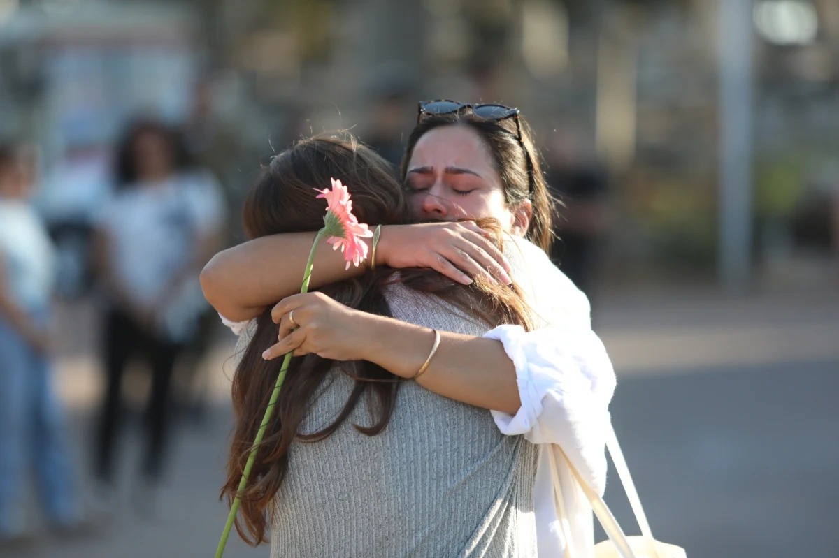 Dopóki nie zostanie uwolnionych 150 porwanych przez palestyński Hamas i przetrzymywanych w Strefie Gazy izraelskich zakładników, nie będzie żadnych wyjątków w blokadzie tego terytorium – oświadczył izraelski minister energii Israel Katz. O jego odpowiedź na sugestie organizacji humanitarnych. Rzecznik Sił Obronnych Izraela (IDF) kontradmirał Daniel Hagari, którego przytoczył portal Times of Israel, przyznaje, że przed sobotnim atakiem Hamasu były sygnały ostrzegawcze ze źródeł wywiadowczych. Jak podaje armia Izraela, nie zapadła jeszcze decyzja o inwazji lądowej na Strefę Gazy. "Przygotowujemy się jednak do niej" - oznajmił przedstawiciel wojska. W czwartek po południu władze medyczne Strefy Gazy podały, że na skutek izraelskich ostrzałów odwetowych, przeprowadzanych od soboty przeciwko celom palestyńskiej organizacji terrorystycznej Hamas, zginęło już 1417 osób, a ponad 6200 zostało rannych. Liczba ofiar po stronie izraelskiej przekroczyła 1300. W obu przypadkach większość ofiar stanowią cywile, w tym kobiety i dzieci. Poniżej znajdziecie podsumowanie tego, co dziś wydarzyło się na Bliskim Wschodzie.  