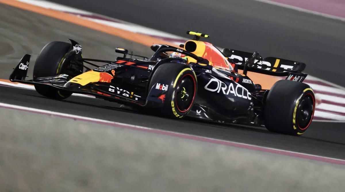 Meksykański kierowca Red Bulla od dłuższego czasu znajduje się w ogniu krytyki. Nie dowozi do mety punktów, na których tak zależy jego pracodawcy. Wprawdzie Red Bull już zapewnił sobie tytuł drużynowego mistrza świata, ale chciałby jeszcze, by Sergio Perez został wicemistrzem w klasyfikacji indywidualnej. 