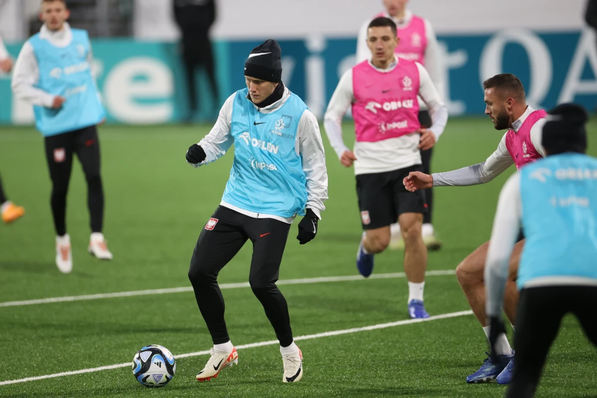 Wszystko już jasne! Debiutujący w roli selekcjonera reprezentacji Polski Michał Probierz ogłosił skład Biało-Czerwonych na dzisiejszy mecz z Wyspami Owczymi w eliminacjach Euro 2024. Są niespodzianki. Początek spotkania o 20:45 czasu polskiego. Wynik na żywo będzie można śledzić na naszej stronie internetowej. 