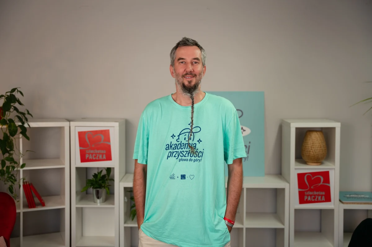 Maciej jako kucharz dobrze wie, że jesteśmy tym, co jemy. A jako wolontariusz Akademii Przyszłości ma świadomość, że jesteśmy też tym, co słyszymy i myślimy o sobie. Dlatego zgłosił się do programu społecznego, który rocznie wspiera ok. 2 tys. niepewnych siebie dzieci z całej Polski. 