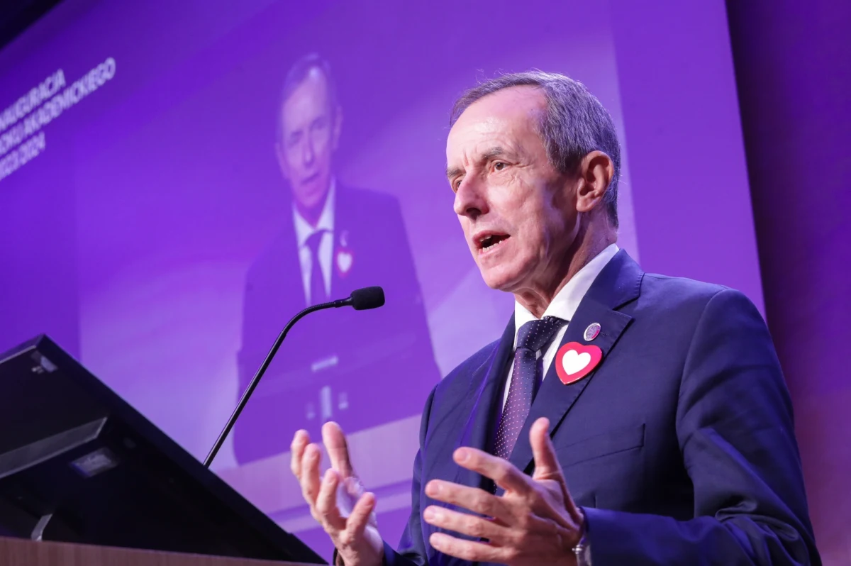 Emisja orędzia marszałka senatu Tomasza Grodzkiego w telewizji publicznej zaczęła się od planszy z ostrzeżeniem, że TVP ma obowiązek wyemitować przemowę, ale będzie ona zawierać "agitację wyborczą". Po krótkim wstępie, marszałek płynnie przeszedł do opisywania politycznej rzeczywistości w Polsce i krytyki rządu: "Choć od dłuższego czasu jesteśmy karmieni propagandą sukcesu, jak to jesteśmy silni, zwarci i gotowi, to realia są takie, że rosyjska rakieta, zdolna przenieść ładunek nuklearny, przelatuje pół Polski, aż pod Bydgoszcz" - mówił Grodzki.