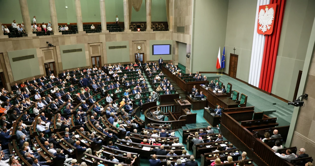 Nowy sondaż poparcia dla partii. KO przed PiS. Na zdj. sala obrad Sejmu 