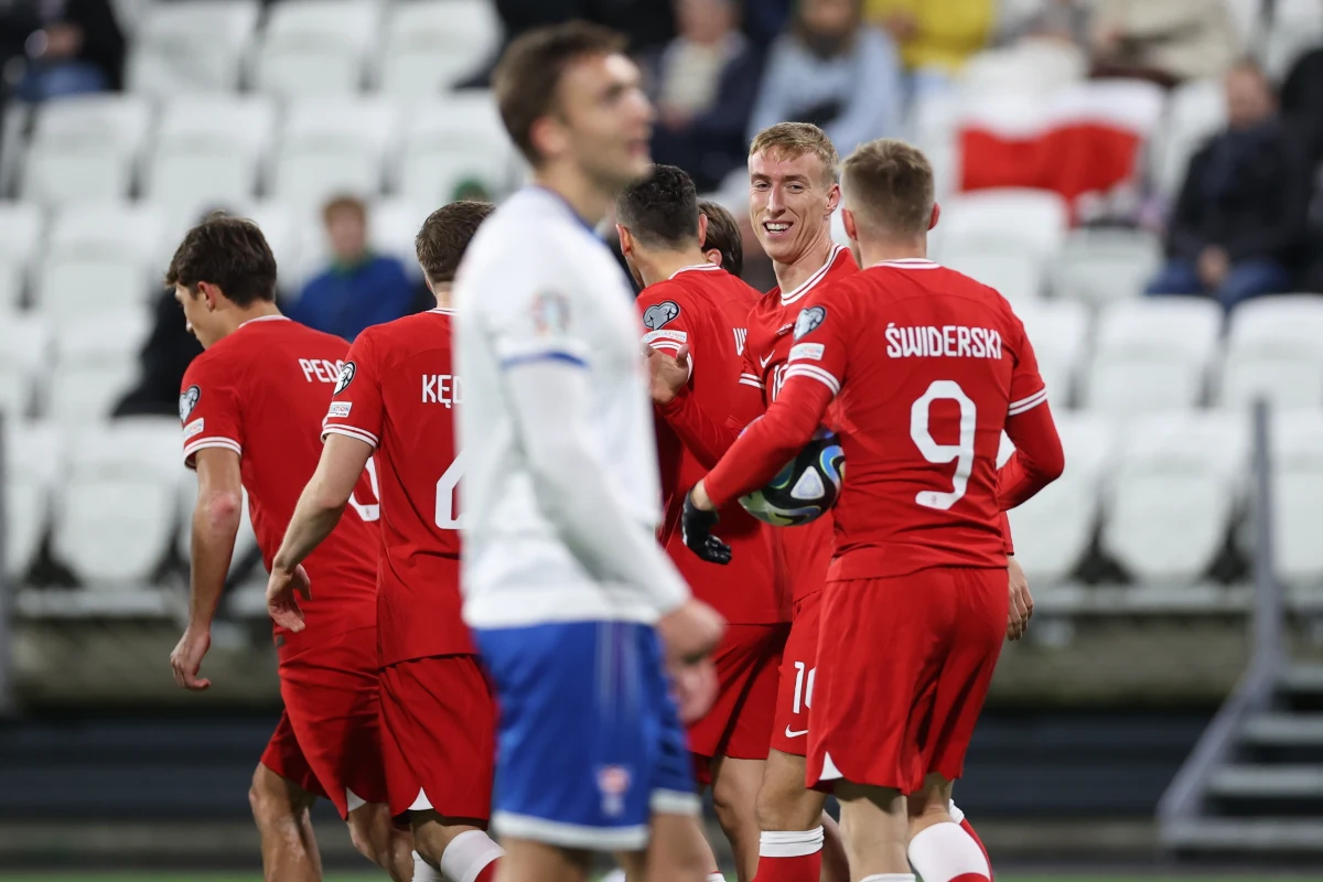 Polska pokonała na wyjeździe Wyspy Owcze 2:0 (1:0) w eliminacjach piłkarskich mistrzostw Europy. Bramki dla Biało-Czerwonych zdobyli: Sebastian Szymański (4. minuta) i Adam Buska (65. minuta). Gospodarze od 49. minuty grali w dziesiątkę. W drugim meczu naszej grupy Albania pokonała Czechy 3:0 (1:0).