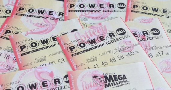 Szczęśliwy gracz z amerykańskiej Kalifornii wygrał 1,73 miliarda dolarów w loterii Powerball, w której od dawna nikt nie skreślił sześciu trafnych numerów - podała w czwartek agencja AP.
