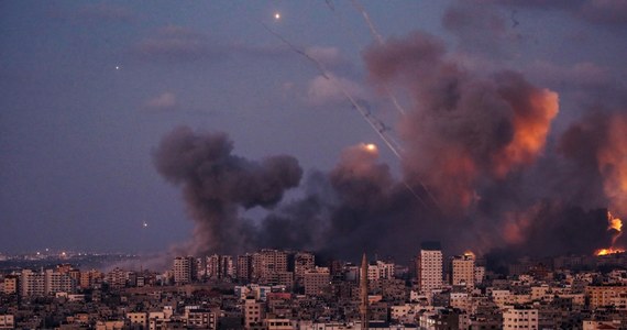Siły Obronne Izraela (IDF) ostrzelały południe Libanu. Poinformowały też wieczorem, że w poszukiwaniu zakładników przeprowadziły w ciągu ostatnich 24 godzin w Strefie Gazy "ograniczone lokalnie operacje" z udziałem piechoty i czołgów. Służby prasowe armii izraelskiej podają, że w Tel Awiwie i okolicznych miastach słychać syreny alarmowe, ostrzegające przed zagrożeniem atakiem rakietowym. Militarne skrzydło Hamasu oznajmiło w mediach społecznościowych, że przeprowadziło ostrzał w odwecie za ataki na palestyńskich cywilów. Strefa Gazy kolejną dobę odcięta jest od dostaw wody, żywności i prądu. Hamas zaapelował do światowych organizacji humanitarnych o zapewnienie Gazie niezbędnych środków medycznych i humanitarnych w związku z kontynuowaniem przez Izrael nalotów na to terytorium, poinformował portal CNN. 