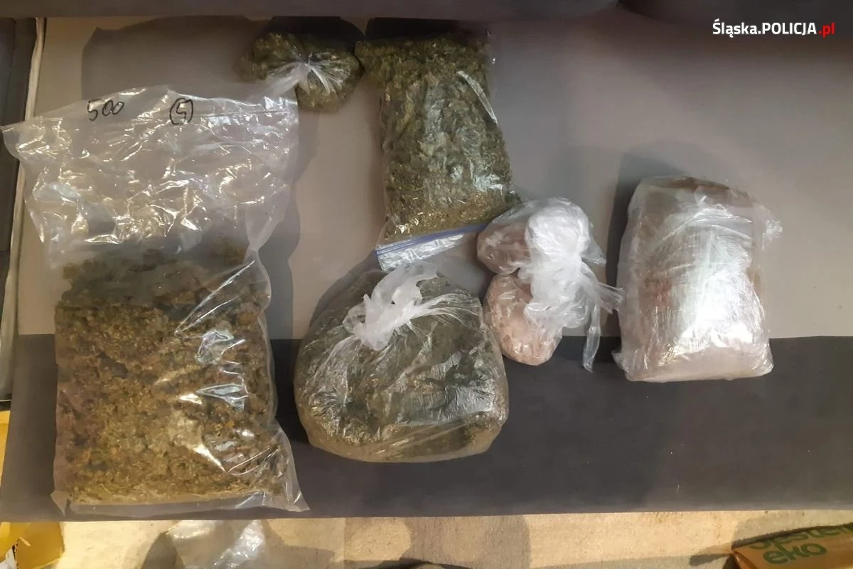 Wyprodukowali i wprowadzili do obrotu blisko 400 kilogramów amfetaminy. Handlowali też marihuaną, mefedronem i tabletkami ecstasy. Prokuratura Okręgowa w Sosnowcu skierowała do sądu akt oskarżenia obejmujący 14 osób powiązanych ze środowiskiem pseudokibiców w Zagłębiu Dąbrowskim. 11 z nich odpowie za udział w zorganizowanej grupie przestępczej.