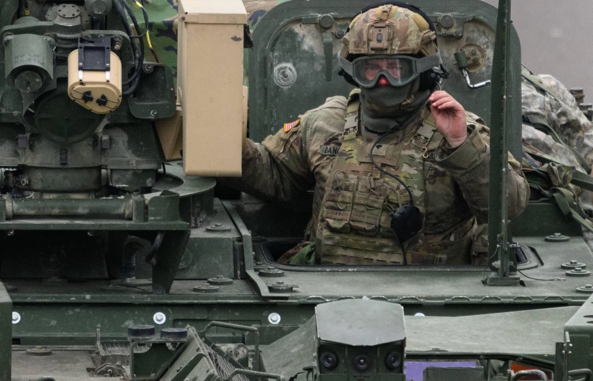 Powołana przez Kongres Stanów Zjednoczonych komisja ds. planowania strategicznego przygotowała 145-stronicowy raport, w którym zaleciła amerykańskim władzom przygotowanie się do jednoczesnej wojny z Chinami i Rosją - pisze agencja Reutera. Z raportu wynika, że Amerykanie powinni rozbudować swoje siły konwencjonalne, wzmocnić sojusze wojskowe i udoskonalić program modernizacji broni jądrowej.