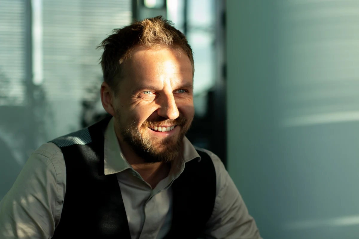 "Pójdę na wybory" - zapowiedział w Porannej rozmowie w RMF FM Paweł Domagała. "Nie powiem na kogo będę głosował, ale to będzie taki głos, jak większości z moich znajomych, na mniejsze zło" - zapowiedział muzyk, aktor i kabareciarz. Robert Mazurek swojego gościa dopytywał także o to, dlaczego nie angażuje się w politykę.