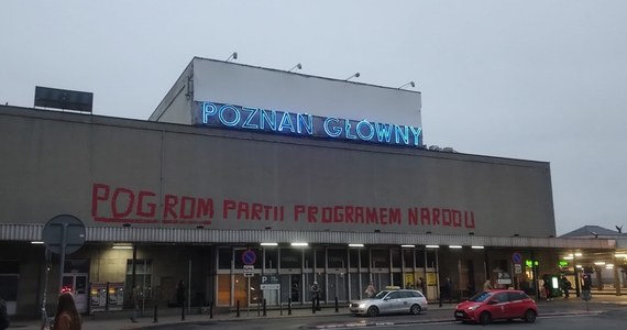 "Pogrom partii programem narodu" - taki napis został namalowany minionej nocy na budynku starego dworca kolejowego w Poznaniu. Malowidło o tej samej treści w grudniu 1981 roku znalazło się w innym miejscu stolicy Wielkopolski - na budynku kina Bałtyk. 
