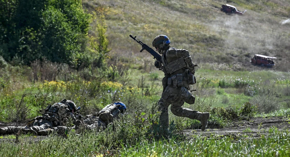 "W Awdijiwce w obwodzie donieckim sytuacja jest bardzo trudna - okupanci wzmogli ostrzał, próbują nacierać przy pomocy pojazdów opancerzonych, ale ukraińscy żołnierze utrzymują swoje pozycje" - powiedział mer tego miasta Witalij Barabasz. Od wtorku siły rosyjskie prowadzą zakrojoną na szeroką skalę ofensywę, której celem jest zajęcie Awdijiwki.