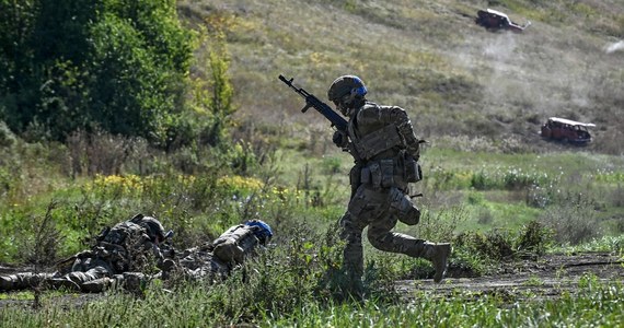 "W Awdijiwce w obwodzie donieckim sytuacja jest bardzo trudna - okupanci wzmogli ostrzał, próbują nacierać przy pomocy pojazdów opancerzonych, ale ukraińscy żołnierze utrzymują swoje pozycje" - powiedział mer tego miasta Witalij Barabasz. Od wtorku siły rosyjskie prowadzą zakrojoną na szeroką skalę ofensywę, której celem jest zajęcie Awdijiwki.