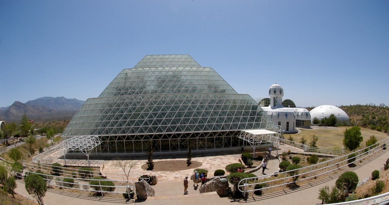 Biosfera 2. Se pregăteau să cucerească spațiul.  Albinele au murit primele și nivelul de oxigen a scăzut