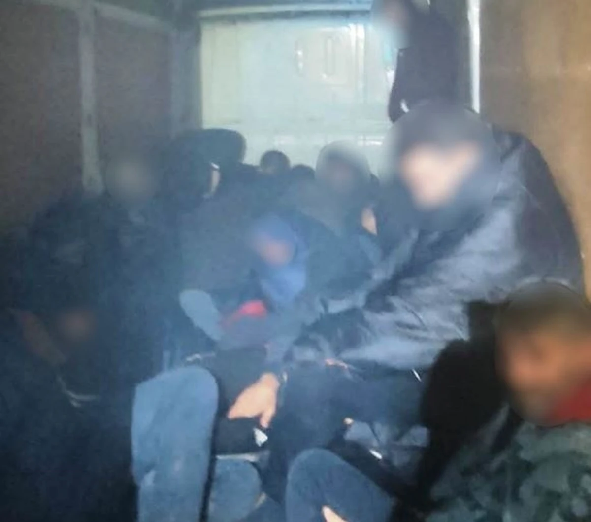 22 obywateli Rumunii bez jakichkolwiek dokumentów zatrzymali dziś w Wiśle policjanci i funkcjonariusze Straży Granicznej. Migranci byli stłoczeni w przestrzeni ładunkowej dostawczego fiata ducato.  


