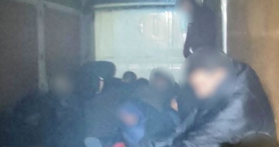 22 obywateli Rumunii bez jakichkolwiek dokumentów zatrzymali dziś w Wiśle policjanci i funkcjonariusze Straży Granicznej. Migranci byli stłoczeni w przestrzeni ładunkowej dostawczego fiata ducato.  


