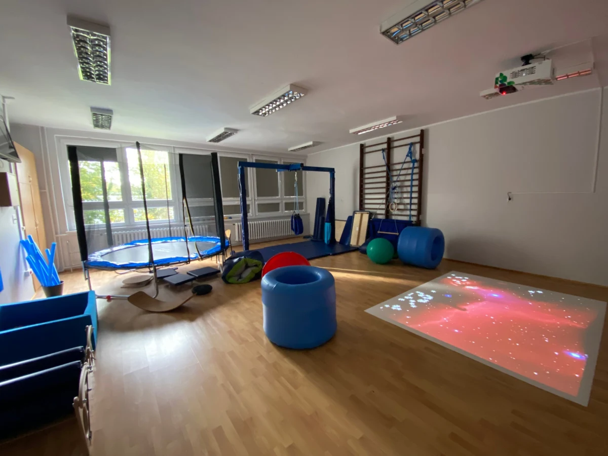 W Szkole Podstawowej nr 51 w Gdyni powstała sala do terapii integracji sensorycznej. Ta wyjątkowa pracownia została utworzona z myślą o wsparciu dzieci, które doświadczają różnych trudności w codziennym funkcjonowaniu. W sali wykonują ćwiczenia, które wpływają np. na poprawę koncentracji.