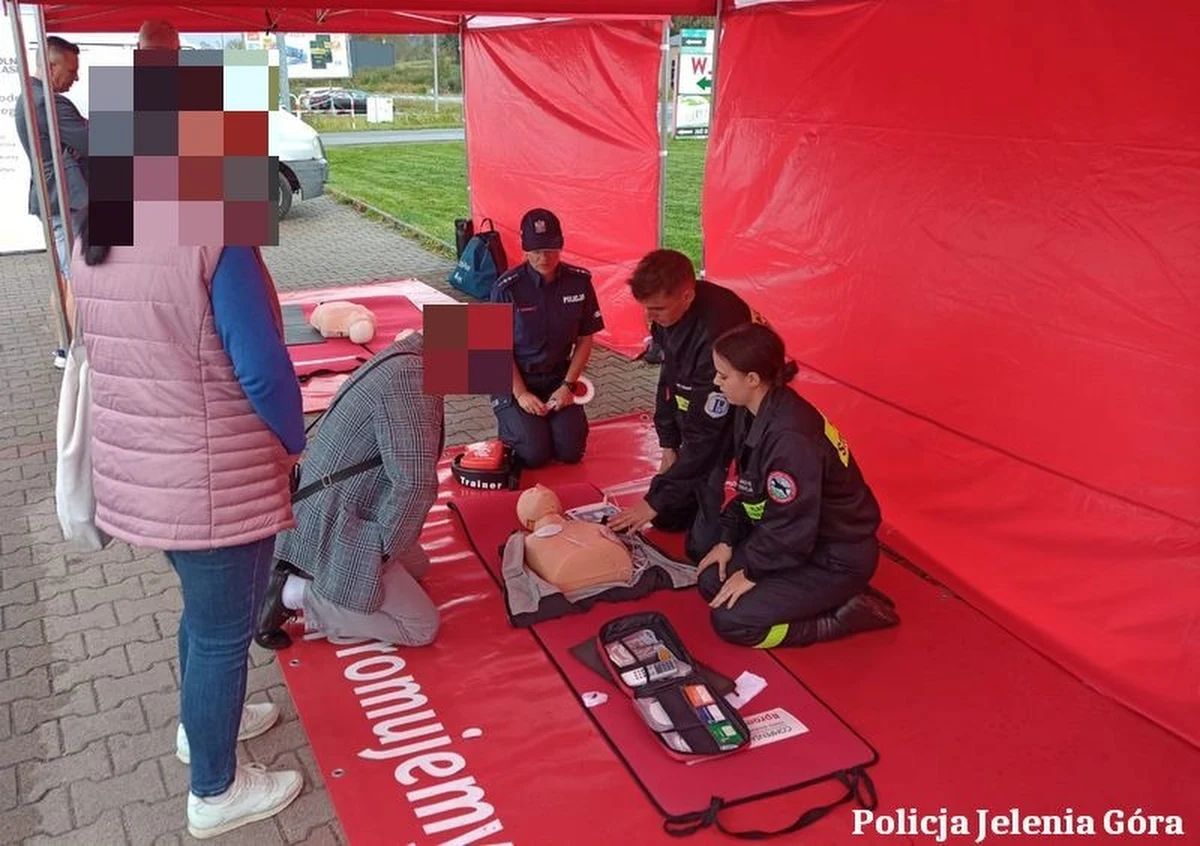 Albo mandat, albo wzięcie udziału w szkoleniu z zakresu udzielania pierwszej pomocy przedmedycznej oraz radzenia sobie w sytuacjach kryzysowych - przed takim wyborem stawali kierowcy, którzy popełnili wykroczenie w ruchu drogowym i zostali zatrzymani przez policjantów. Na tym polegała akcja "Pokuta", którą przeprowadzono w Mysłakowicach na Dolnym Śląsku. Co ciekawe, nie tylko kierowcy skorzystali z możliwości takiego wyboru.