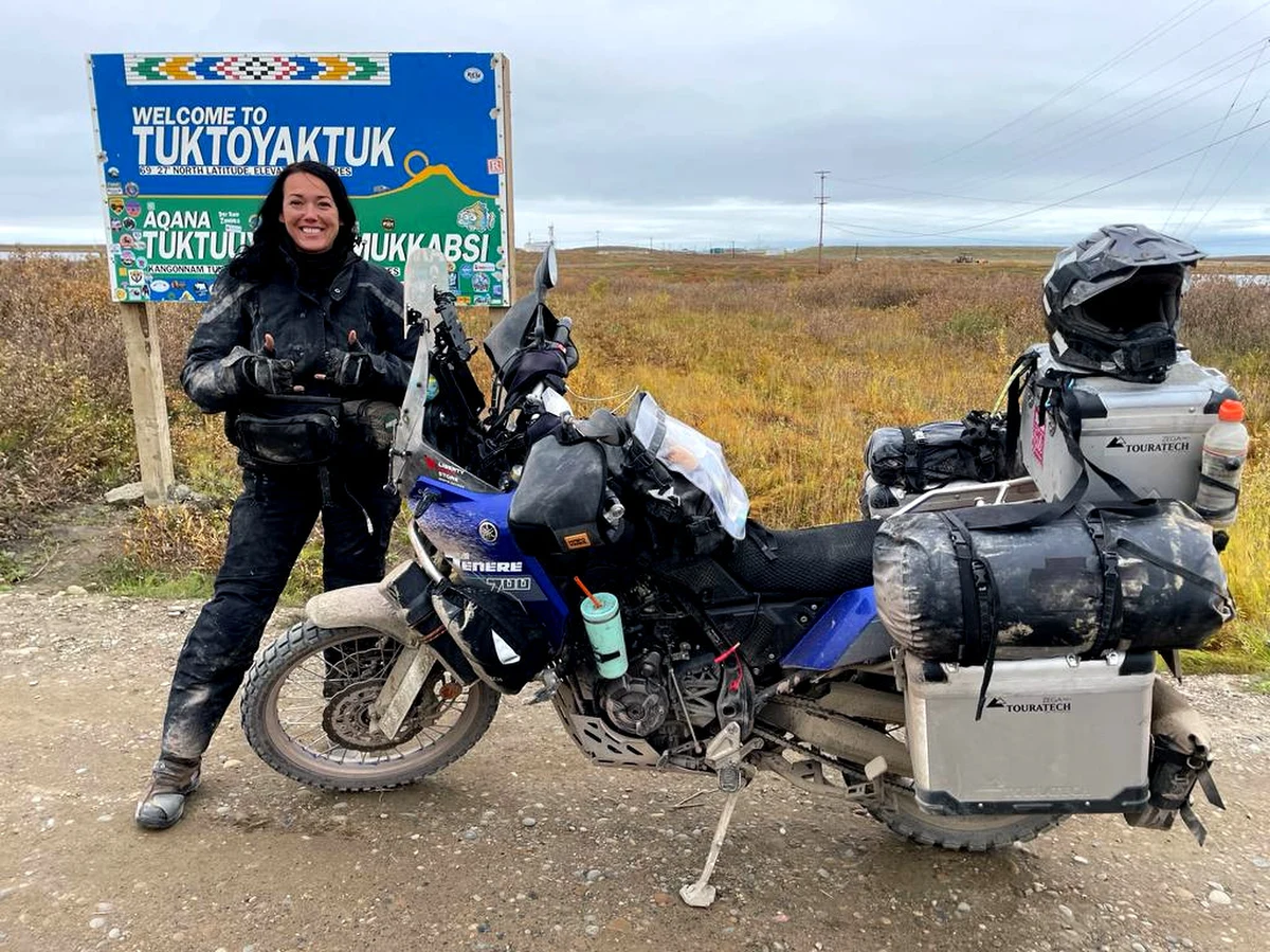 Po swojej "30" opłynęła świat dookoła na małym jachcie, po "40" zdecydowała się objechać świat na motocyklu. Pochodząca ze Słupska (woj. Pomorskie) Natasza Caban przejechała Alaskę, dotarła nad Morze Beauforta do miejscowości Tuktoyaktuk położonej na północ od koła podbiegunowego nad brzegiem Oceanu Arktycznego. Przejechała dwie "piekielne autostrady", teraz regeneruje siebie i swój motocykl w USA w okolicy Seatle.