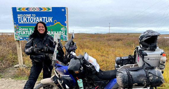 Po swojej "30" opłynęła świat dookoła na małym jachcie, po "40" zdecydowała się objechać świat na motocyklu. Pochodząca ze Słupska (woj. Pomorskie) Natasza Caban przejechała Alaskę, dotarła nad Morze Beauforta do miejscowości Tuktoyaktuk położonej na północ od koła podbiegunowego nad brzegiem Oceanu Arktycznego. Przejechała dwie "piekielne autostrady", teraz regeneruje siebie i swój motocykl w USA w okolicy Seatle.