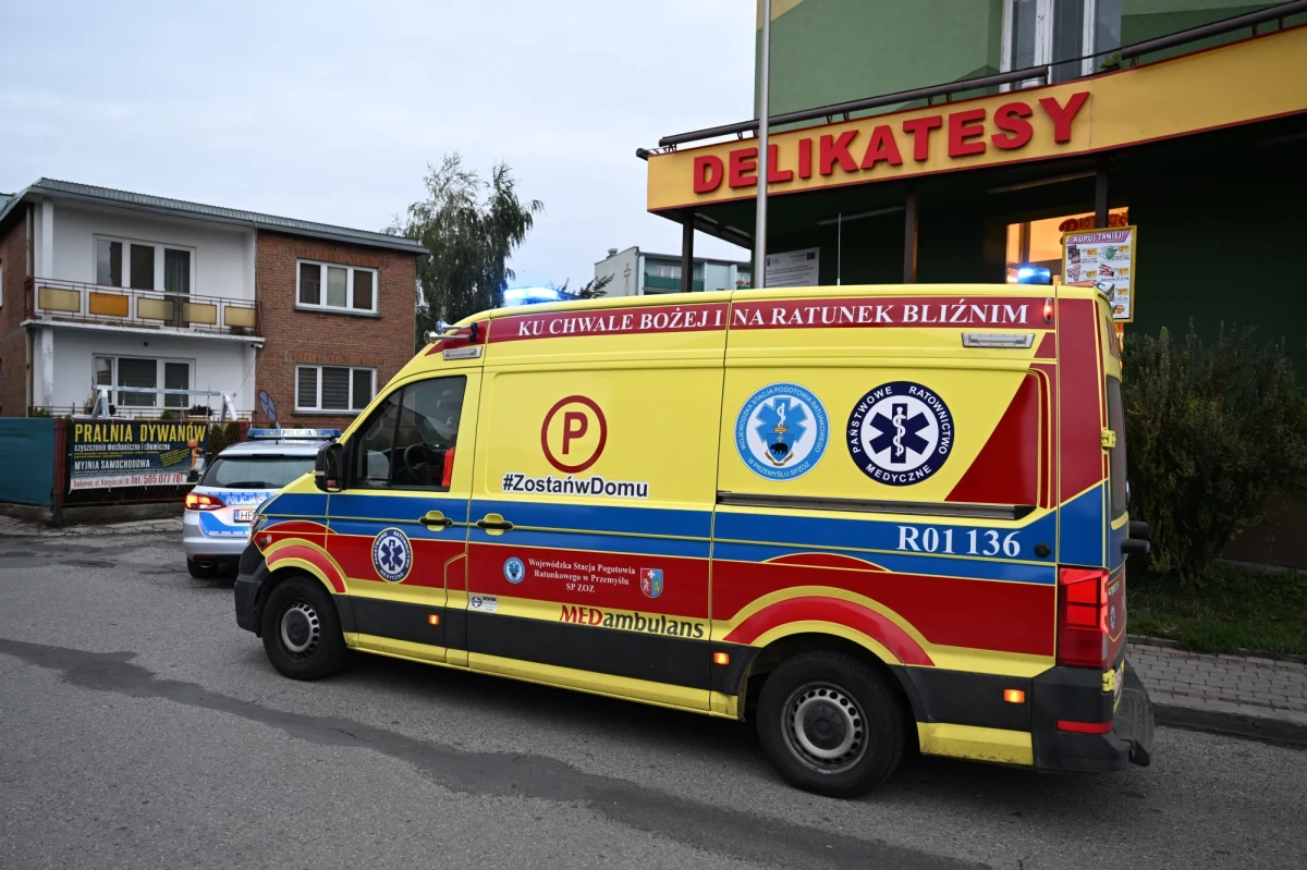 Policjanci z podkarpackiego Radymna działali zgodnie z taktyką i techniką stosowania środków przymusu bezpośredniego - wynika z opinii biegłych. Chodzi o interwencję sprzed roku, podczas której zmarł zatrzymywany mężczyzna. Jak ujawniliśmy w Faktach RMF FM powodem śmierci było zastosowanie przez funkcjonariuszy duszenia. 