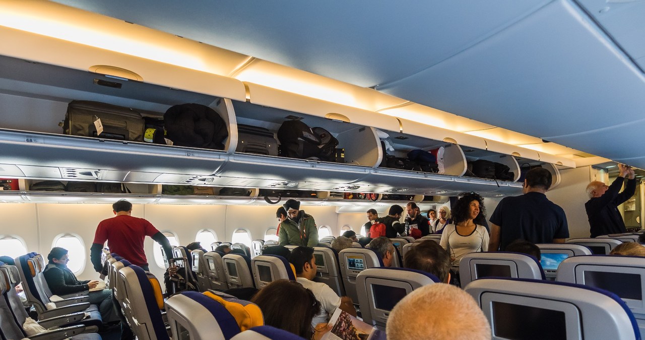 Kobieta nagrana przez pasażerów linii Southwest Airlines dosłownie przeniosła spanie w samolocie na wyższy poziom - wybrała bowiem do tego górny luk bagażowy. Filmik ukazujący sytuację stał się niezwykle popularny w sieci.