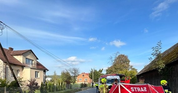 Zarzut spowodowania wypadku drogowego ze skutkiem śmiertelnym usłyszała 78-letnia kobieta, która w Humniskach na Podkarpaciu śmiertelnie potrąciła idącego lewą stroną drogi 11-latka. Drugi chłopiec trafił do szpitala.

