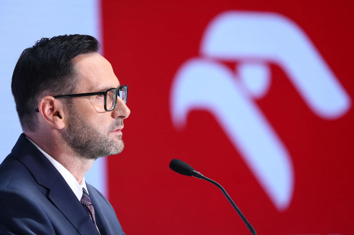 Nie ma powodów, aby ceny paliw na stacjach miały rosnąć w kolejnych tygodniach - ocenia prezes Orlenu Daniel Obajtek. Jak przekazał PAP, polityka koncernu zakłada stabilizację cen oraz zabezpieczenie dostaw paliwa dla odbiorców – zarówno w hurcie, jak i detalu.