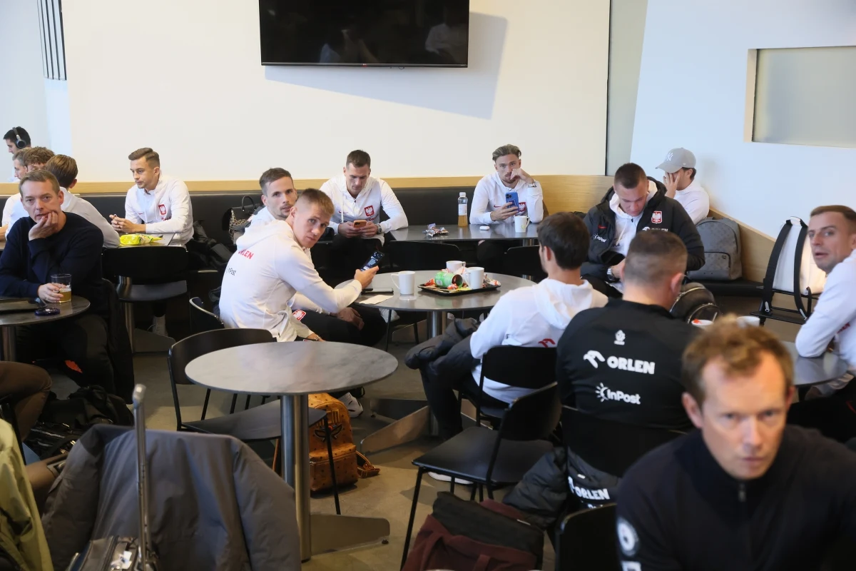 Kłopoty reprezentacji Polski! Po czwartkowej wygranej z Wyspami Owczymi Biało-Czerwoni wciąż nie wylecieli do kraju. Powodem są trudne warunki atmosferyczne. Ekipa Michała Probierza dopiero w sobotę ma wrócić do Polski, a już w niedzielę czeka ją mecz z Mołdawią. 