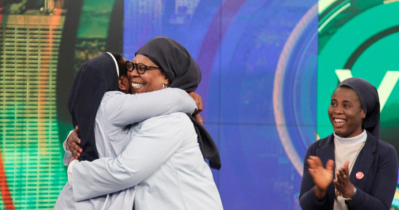 Od kilku dni Whoopi Goldberg nie pokazuje się w telewizyjnym talk-show "The View", którego jest współgospodynią. Jak w końcu wyjaśniła, jej nieobecność związana jest z wizytą w Rzymie i Watykanie. W relacji wideo na Instagramie zasugerowała, że akcja 3. części "Zakonnicy w przebraniu" może rozgrywać się właśnie w Watykanie. Zdradziła też, że udało jej się spotkać z papieżem Franciszkiem.