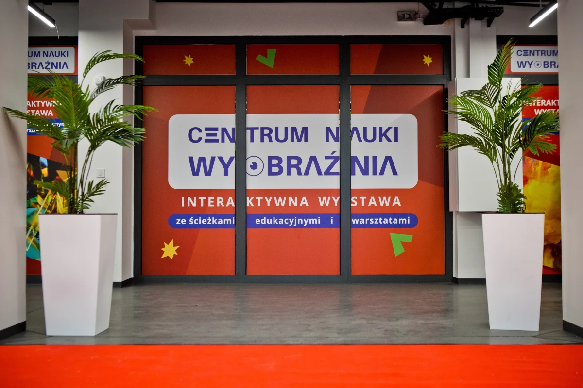 To miejsce, w którym w przyjemny i prosty sposób dowiemy się, jak działają prawa fizyki! W Poznaniu startuje Centrum Nauki Wyobraźnia. Na specjalnej wystawie dowiemy się między innymi tego, jak nauka wyjaśnia np. kolory tęczy czy odbicia w lustrach oraz jak wiedza z zakresu fizyki i optyki wpływa na nasze życie, od technologii po sztukę.