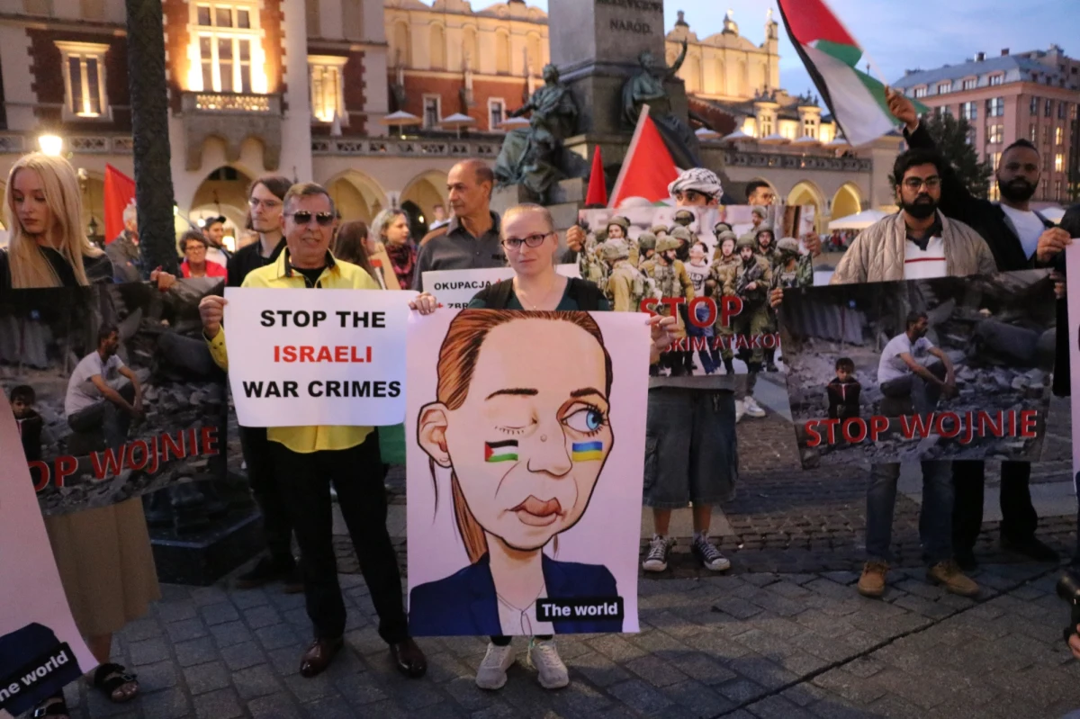 Na Rynku Głównym w Krakowie zorganizowano trzy zgromadzenia publiczne. Swoje wiece zwołały dwie partie polityczne - Platforma Obywatelska i Konfederacja. W centrum miasta zebrali się również mieszkający w Polsce Palestyńczycy.