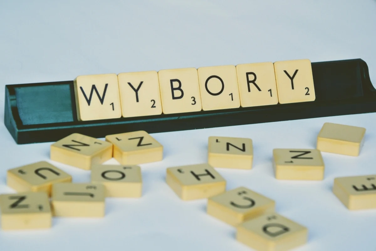 Przed nami niedziela wyborcza. Wyborcy z każdego okręgu będą z zapałem śledzić doniesienia z komitetów i obserwować pierwsze sondy, które dadzą nam pierwsze odpowiedzi dotyczące kształtu parlamentu i całej naszej rzeczywistości przez najbliższe 4 lata. Są jednak okręgi wyborcze, które przyciągają uwagę ludzi z całego kraju. Głośne nazwiska, ekscytujące starcia i przeciwstawne charaktery: oto najciekawsze pojedynki w wyborach parlamentarnych 2023 roku.