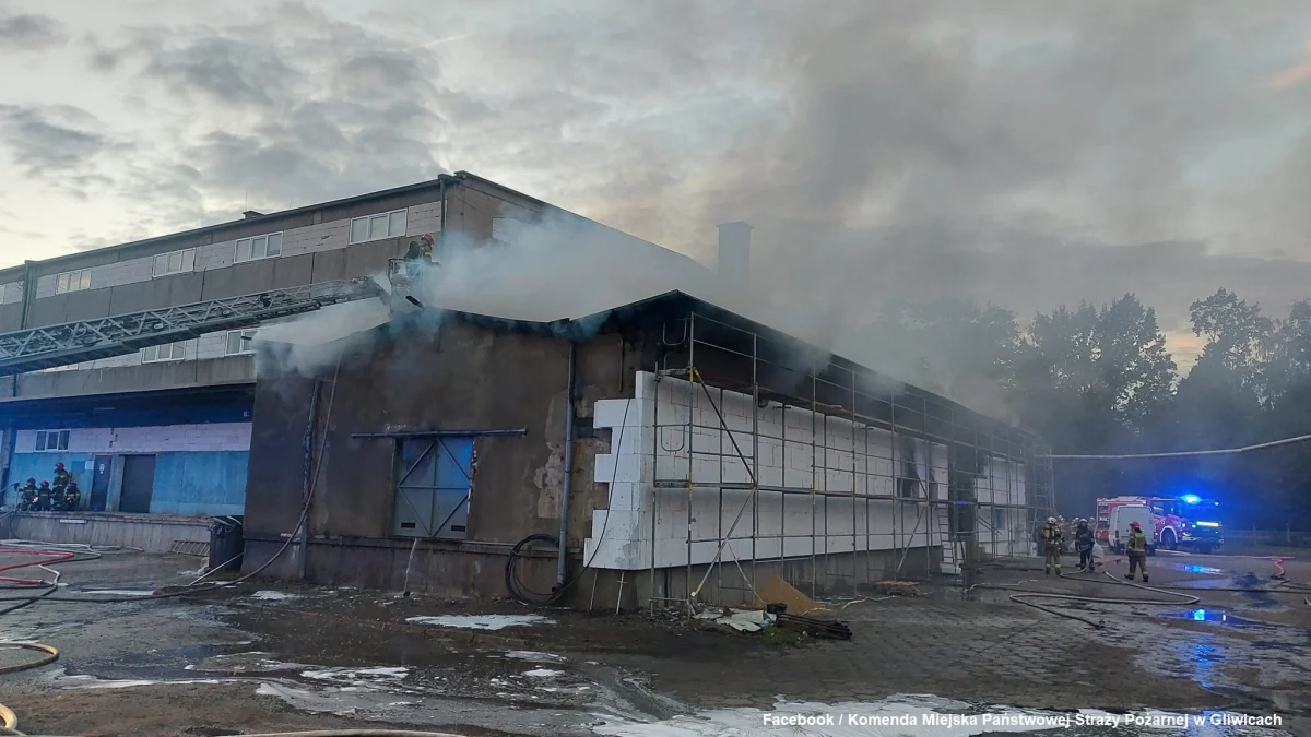 19 zastępów straży pożarnej brało udział w gaszeniu pożaru hali z tekstyliami przy ul. Portowej w Gliwicach. Nie ma osób poszkodowanych.