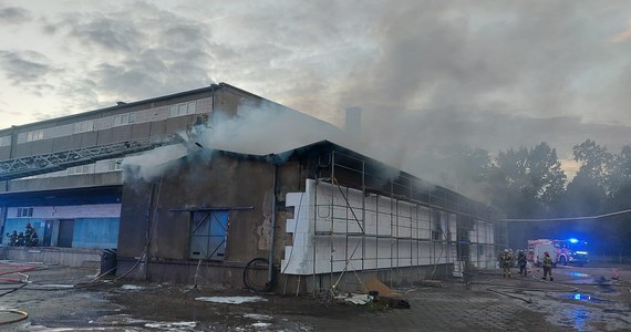 19 zastępów straży pożarnej brało udział w gaszeniu pożaru hali z tekstyliami przy ul. Portowej w Gliwicach. Nie ma osób poszkodowanych.