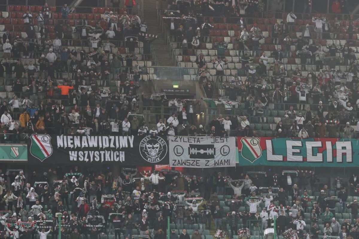 Karę w wysokości 15 tys. euro i zakaz sprzedaży biletów na kolejny mecz wyjazdowy - taką karę otrzymała Legia Warszawa od UEFA. To pokłosie zachowania kibiców stołecznego klubu w Alkmaar. Europejska organizacja piłkarska zaznacza, że decyzję podjęto niezależnie od śledztwa toczącego się w sprawie incydentów, które miały miejsce po meczu w Holandii.
