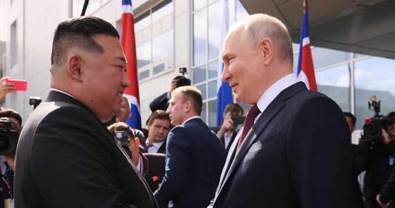 Biały Dom informuje, że Korea Północna dostarczyła Rosji ponad 1000 kontenerów uzbrojenia i amunicji na potrzeby wojny z Ukrainą. Tym samym potwierdziły się spekulacje dotyczące planów uzupełnienia rosyjskich zapasów, które Władimirowi Putinowi obiecać miał Kim Dzong Un.