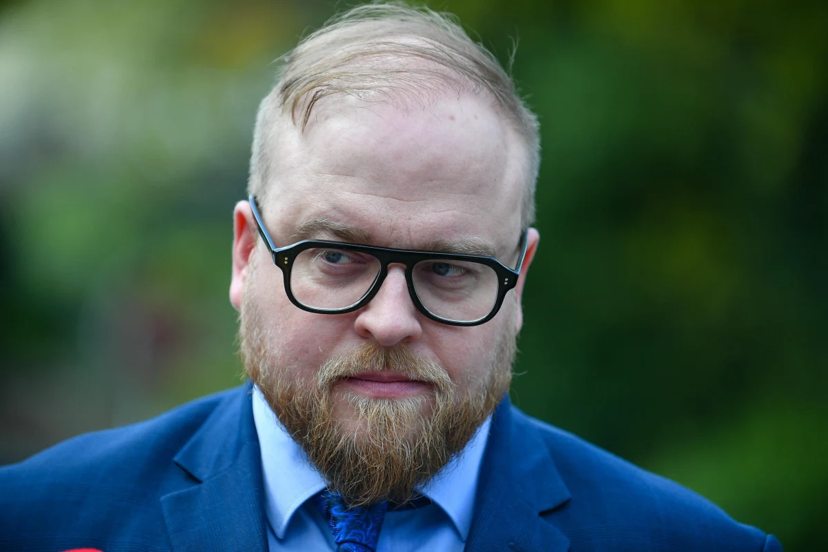 Rzecznik Ministerstwa Spraw Zagranicznych Łukasz Jasina został odwołany ze stanowiska. Do dymisji doszło po jego wypowiedzi, która padła w rozmowie z korespondentem RMF FM. Jasina powiedział, że "za granicą będą komisje, które nie zliczą głosów na czas".