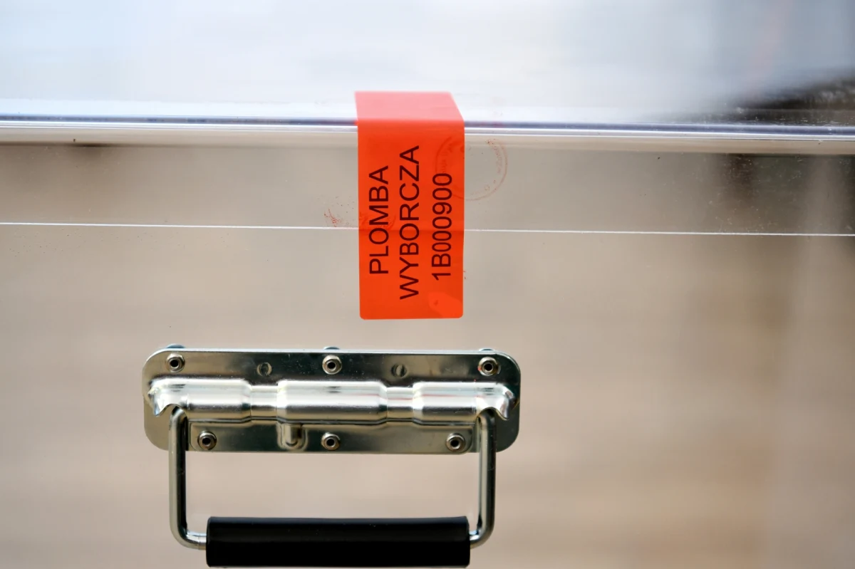 O północy rozpoczęła się cisza wyborcza i referendalna, która potrwa do końca głosowania w niedzielę. Jakie działania są w tym czasie niedozwolone i czym może skutkować złamanie ciszy wyborczej? Odpowiedzi na te i wiele innych pytań zebraliśmy w naszym tekście.