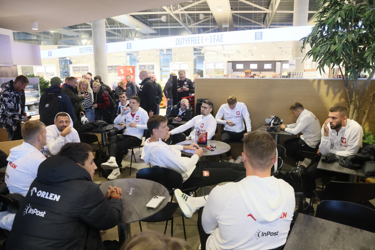 W związku z przesunięciem o jeden dzień wylotu piłkarskiej reprezentacji Polski z Wysp Owczych zmianie uległ również harmonogram zajęć kadry na sobotę. Konferencja prasowa i trening w Warszawie, po planowanym tego dnia przylocie, opóźnią się o ponad dwie godziny.