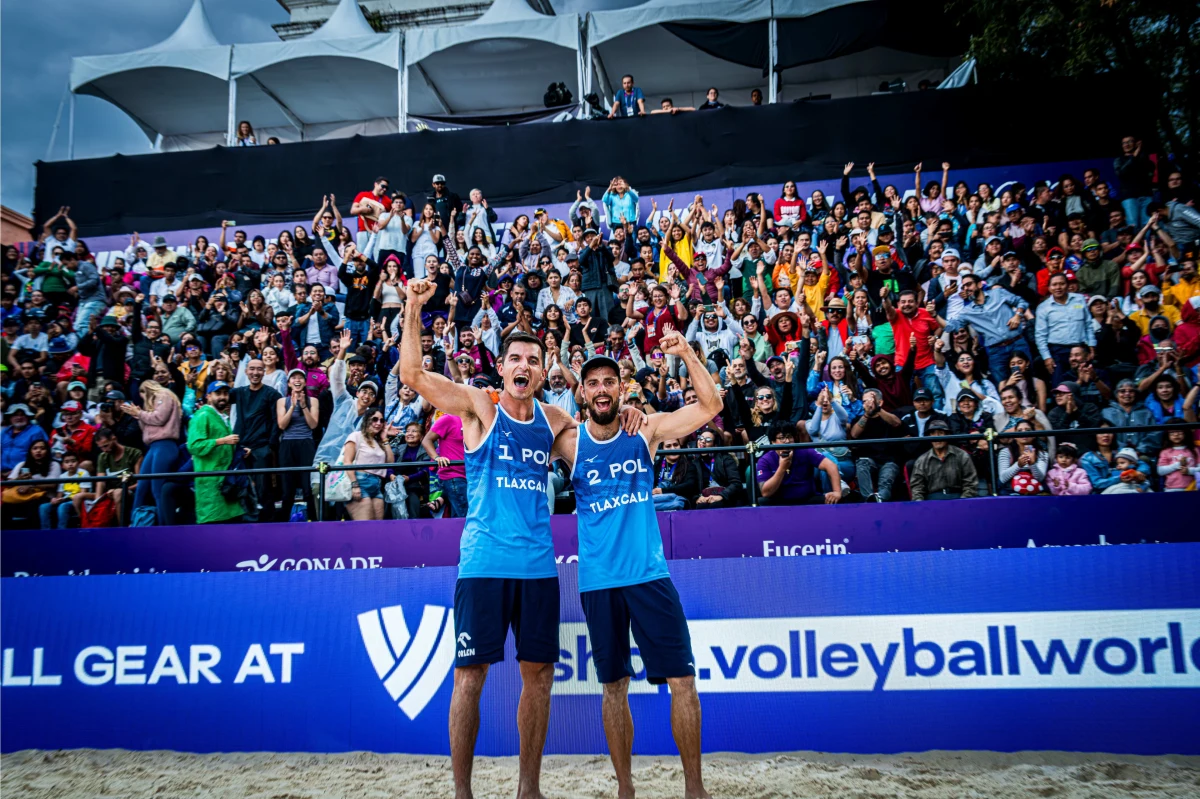 Para Bartosz Łosiak i Michał Bryl pokonała Amerykanów Milesa Partaina i Andy'ego Benesha 2:0 (21:19, 21:16) i awansowała do półfinału mistrzostw świata w siatkówce plażowej w meksykańskiej Tlaxacali.