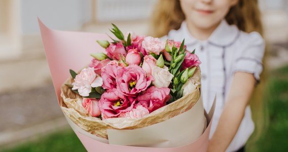 14 października przypada Dzień Edukacji Narodowej - święto nauczycieli, wychowawców i pedagogów, powszechnie znany też jako Dzień Nauczyciela. Chociaż w tym roku wypada niefortunnie - w sobotę - to pozostaje niezmienną okazją do wyrażenia wdzięczności pedagogom, którzy prowadzili i prowadzą nas przez całą ścieżkę edukacji.