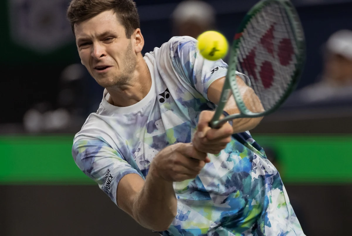 Hubert Hurkacz pokonał amerykańskiego tenisistę Sebastiana Kordę 6:3, 6:4 i awansował do finału turnieju ATP Masters 1000 na twardych kortach w Szanghaju. Polak ma szansę na siódmy tytuł w karierze, a drugi w tym roku - w lutym triumfował w hali w Marsylii.