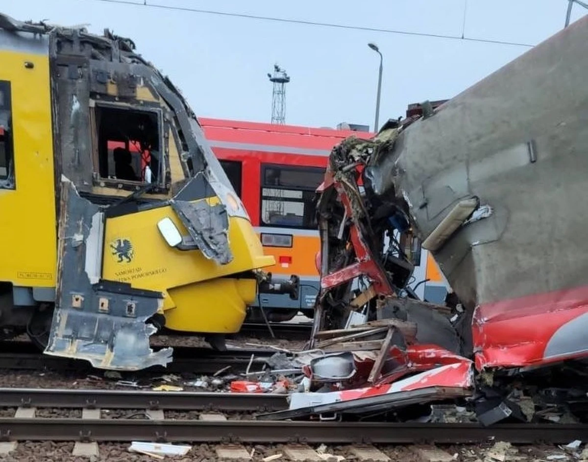 Policja i prokuratura proszą o kontakt pasażerów, którzy brali udział z zderzeniu pociągu osobowego z szynobusem, do którego doszło 5 października na stacji Gdynia Główna. Po wypadku służby informowały, że w składach nie było pasażerów.