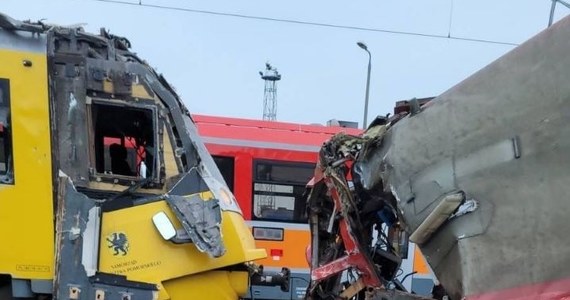 Policja i prokuratura proszą o kontakt pasażerów, którzy brali udział z zderzeniu pociągu osobowego z szynobusem, do którego doszło 5 października na stacji Gdynia Główna. Po wypadku służby informowały, że w składach nie było pasażerów.