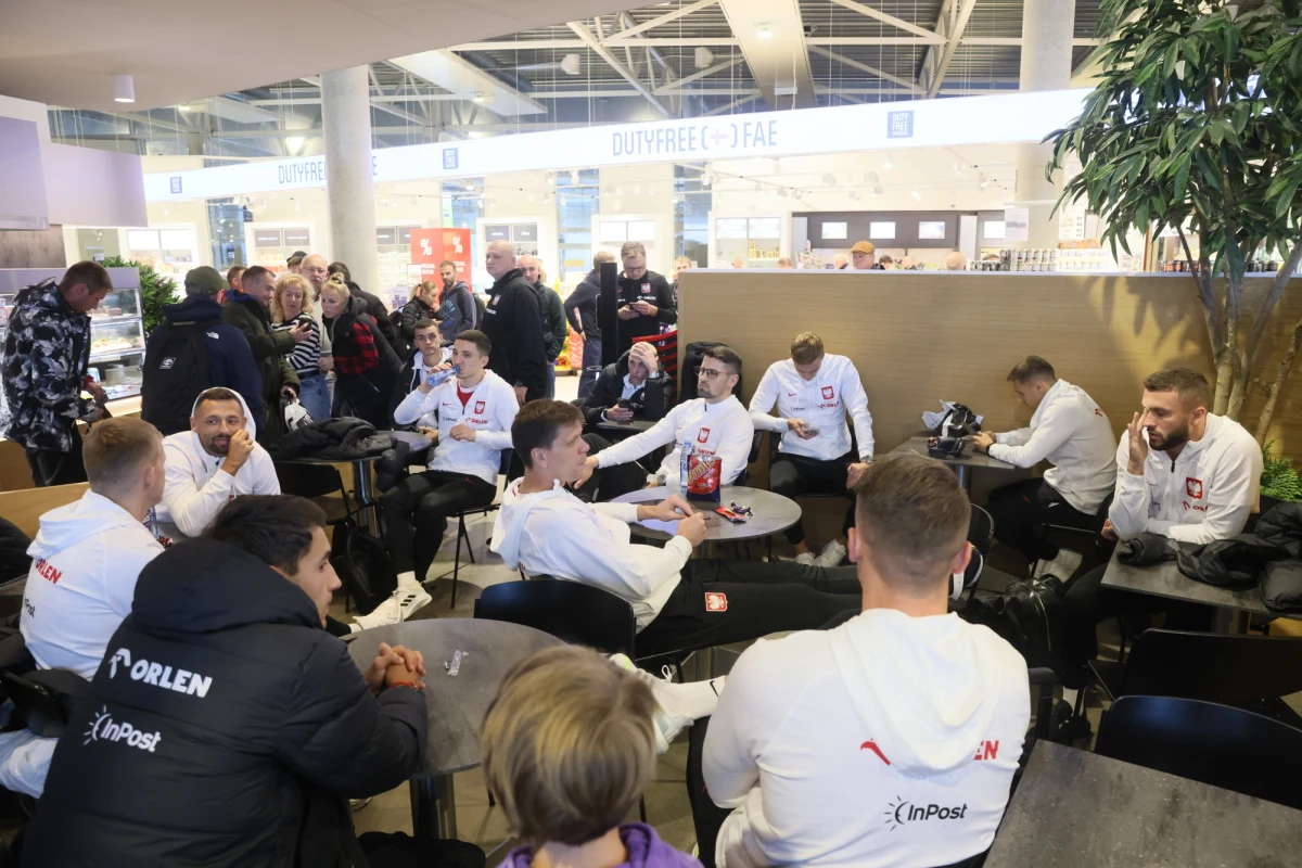 Polscy piłkarze z jednodniowym opóźnieniem wrócili z Wysp Owczych. Ich samolot wylądował na lotnisku im. Chopina w Warszawie ok. godz. 14.30.