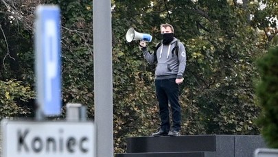 Wszedł na pomnik smoleński. Jest w rękach policji