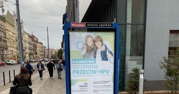We Wrocławiu ruszyła kampania zachęcająca do szczepienia nastolatków przeciw wirusowi brodawczaka ludzkiego, czyli HPV. Informacje dotyczące szczepień pojawią się na ekranach w autobusach i tramwajach, na wyświetlaczach na ulicach, plakatach w szkołach i w mediach społecznościowych.
