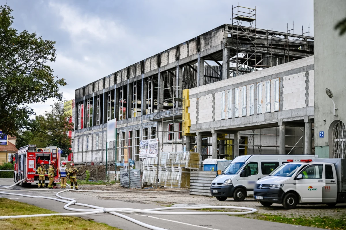 Prokuratura Rejonowa w Gdyni wszczęła śledztwo w sprawie czwartkowego pożaru budowanej hali sportowej przy Zespole Szkół Hotelarsko-Gastronomicznych. Kłęby dymu unoszące się nad Grabówkiem było widać z wielu kilometrów. Nikomu nic się nie stało.